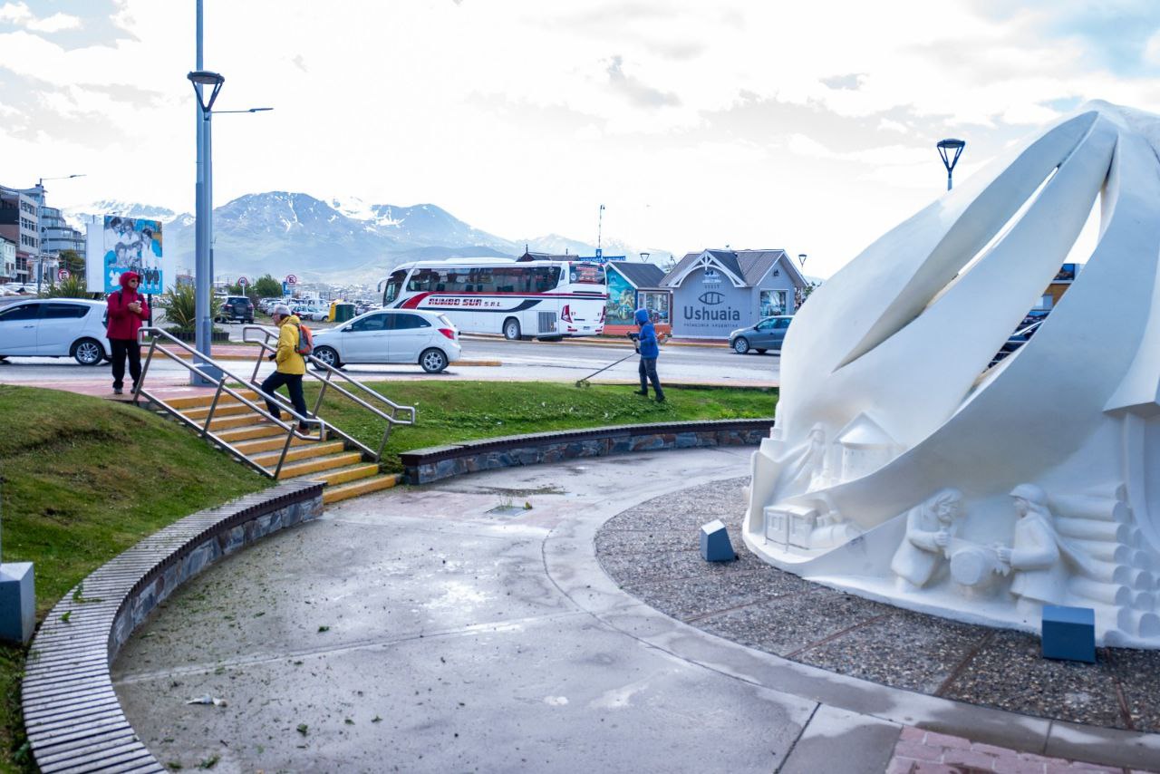 PERSONAL MUNICIPAL DE USHUAIA REALIZA TRABAJOS DE MANTENIMIENTO EN ESPACIOS VERDES CÉNTRICOS