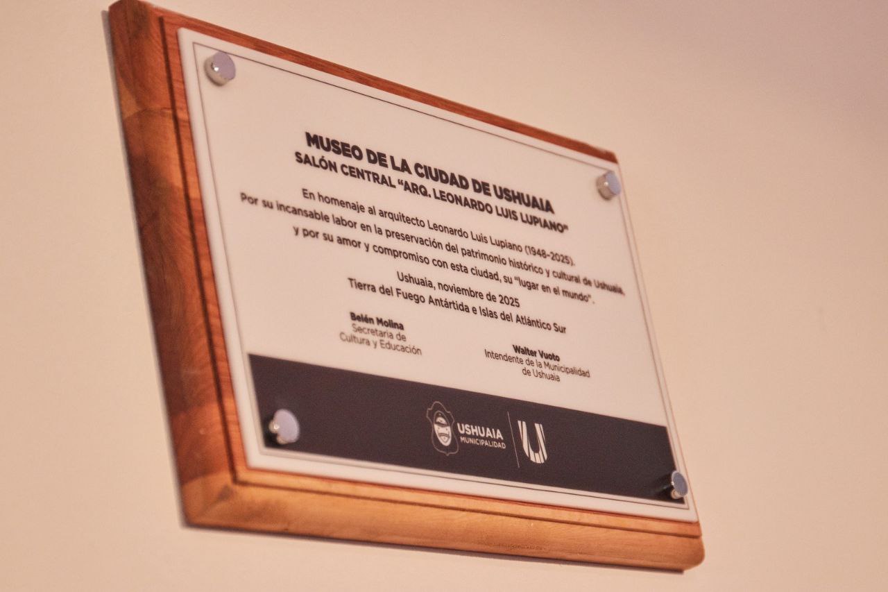 LA MUNICIPALIDAD DE USHUAIA LLEVÓ ADELANTE EL DESCUBRIMIENTO DE LA PLACA EN HOMENAJE AL ARQUITECTO LEONARDO LUIS LUPIANO