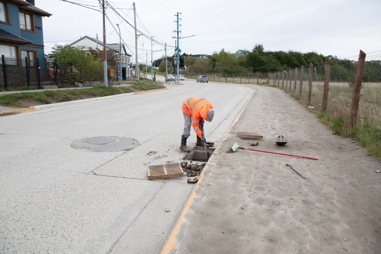 PERSONAL MUNICIPAL DE USHUAIA AVANZA EN LA LIMPIEZA DE ALCANTARILLAS