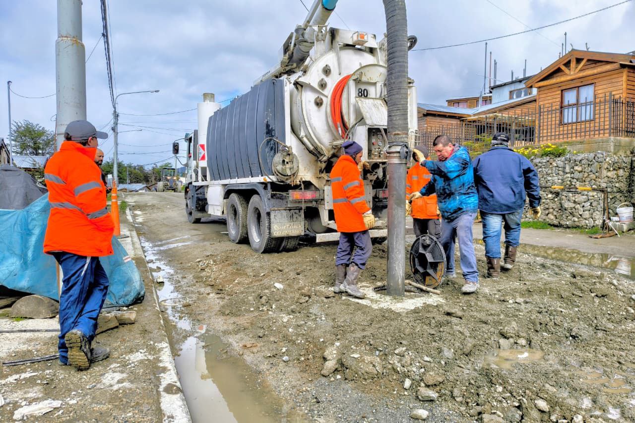 EL MUNICIPIO DE USHUAIA REALIZA EL MANTENIMIENTO DE PLUVIALES EN EL BARRIO KAUPÉN