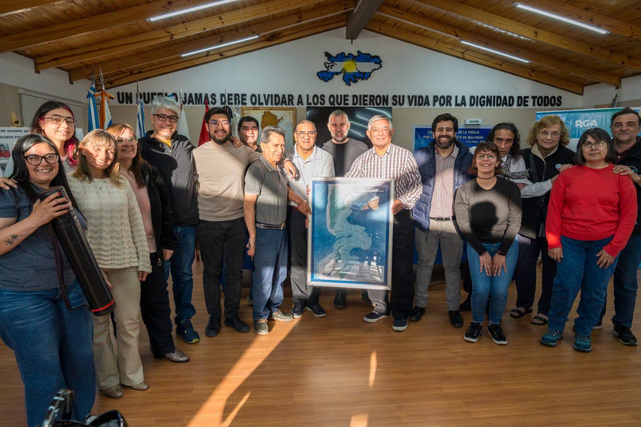 Durante la charla se comenzó a idear un proyecto que enmarque la importancia de promover una jornada especial dentro de la currícula escolar para abordar los principales aspectos que impactan en el concepto de soberanía. Para la consecución de este fin, se planteó la necesidad de trabajar en el armado de un manual de contenidos especializado en las temáticas Malvinas, Atlántico Sur y Antártida.