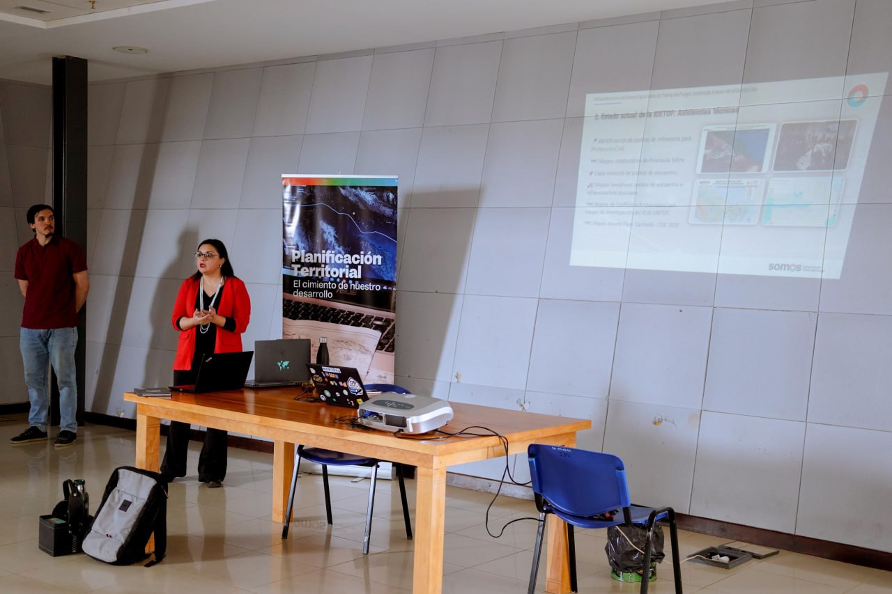 INFRAESTRUCTURA DE DATOS ESPACIALES DE TIERRA DEL FUEGO AIAS (IDETDF) REALIZÓ LA SEGUNDA MESA TÉCNICA DE TRABAJO Y CIERRE DE AÑO  2025