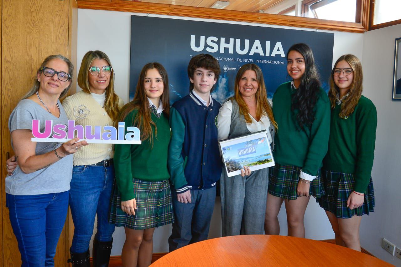 LA SECRETARÍA DE TURISMO RECIBIÓ UN PROYECTO INSTITUCIONAL DE GUÍA TURÍSTICA EN FRANCÉS ELABORADO POR ESTUDIANTES DEL COLEGIO DEL SUR