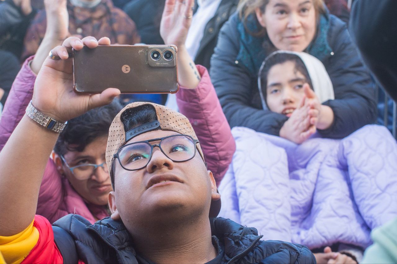 EL MUNICIPIO HABILITÓ UN ESPACIO ACCESIBLE PARA PERSONAS CON MOVILIDAD REDUCIDA DURANTE EL “ENCENDIDO DEL ÁRBOL”